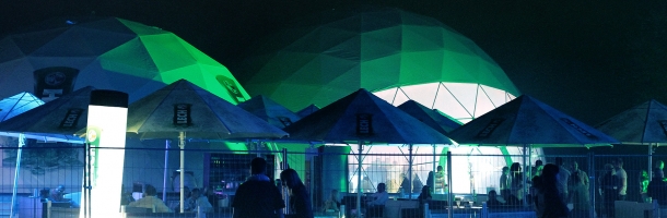 Dwie oświetlone sturktury sferyczne Freedomes - Summer House Music Festival